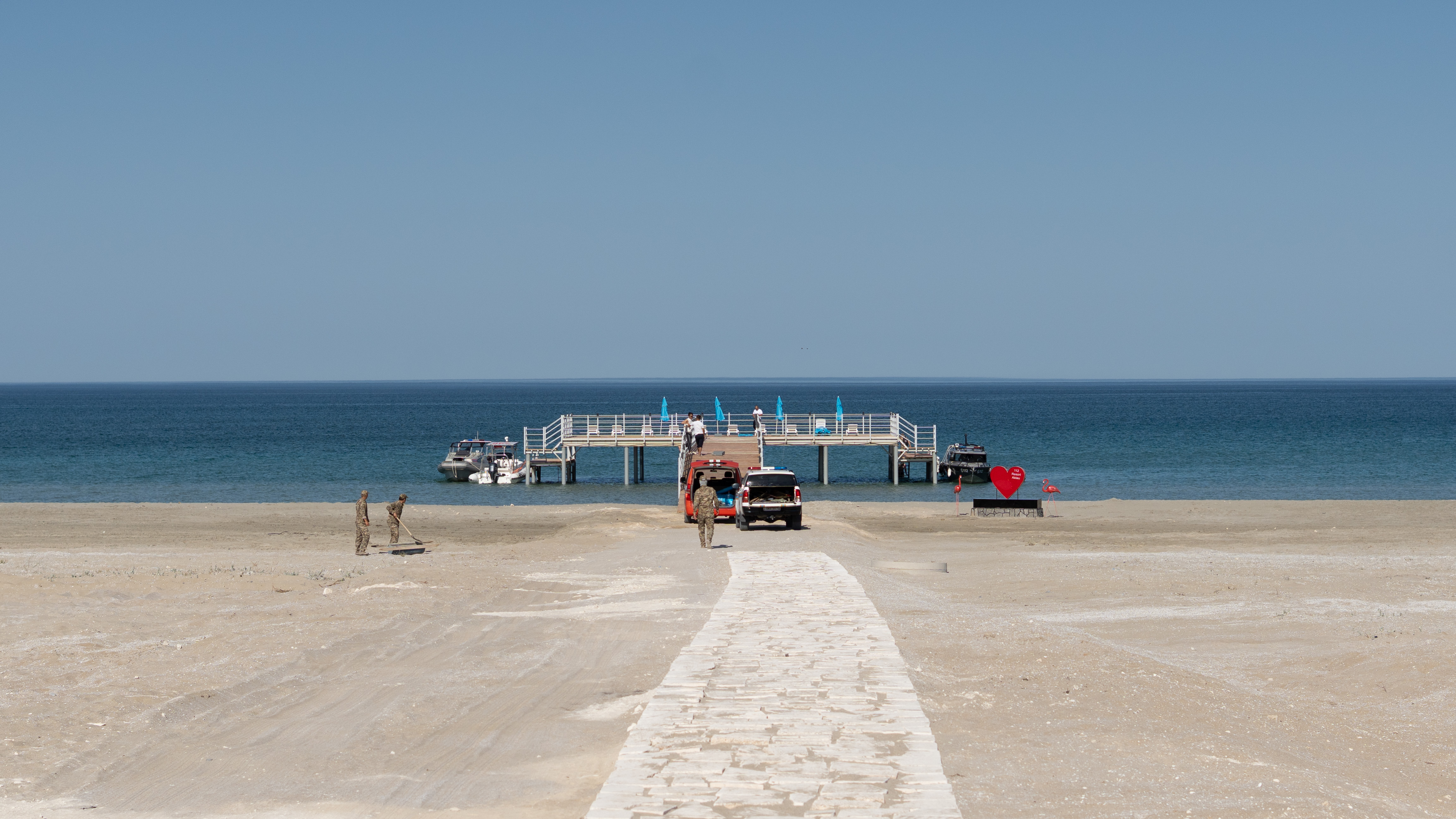Чингис Аринов открыл первый в Казахстане центр отдыха «112 Resort Aktau» для сотрудников МЧС