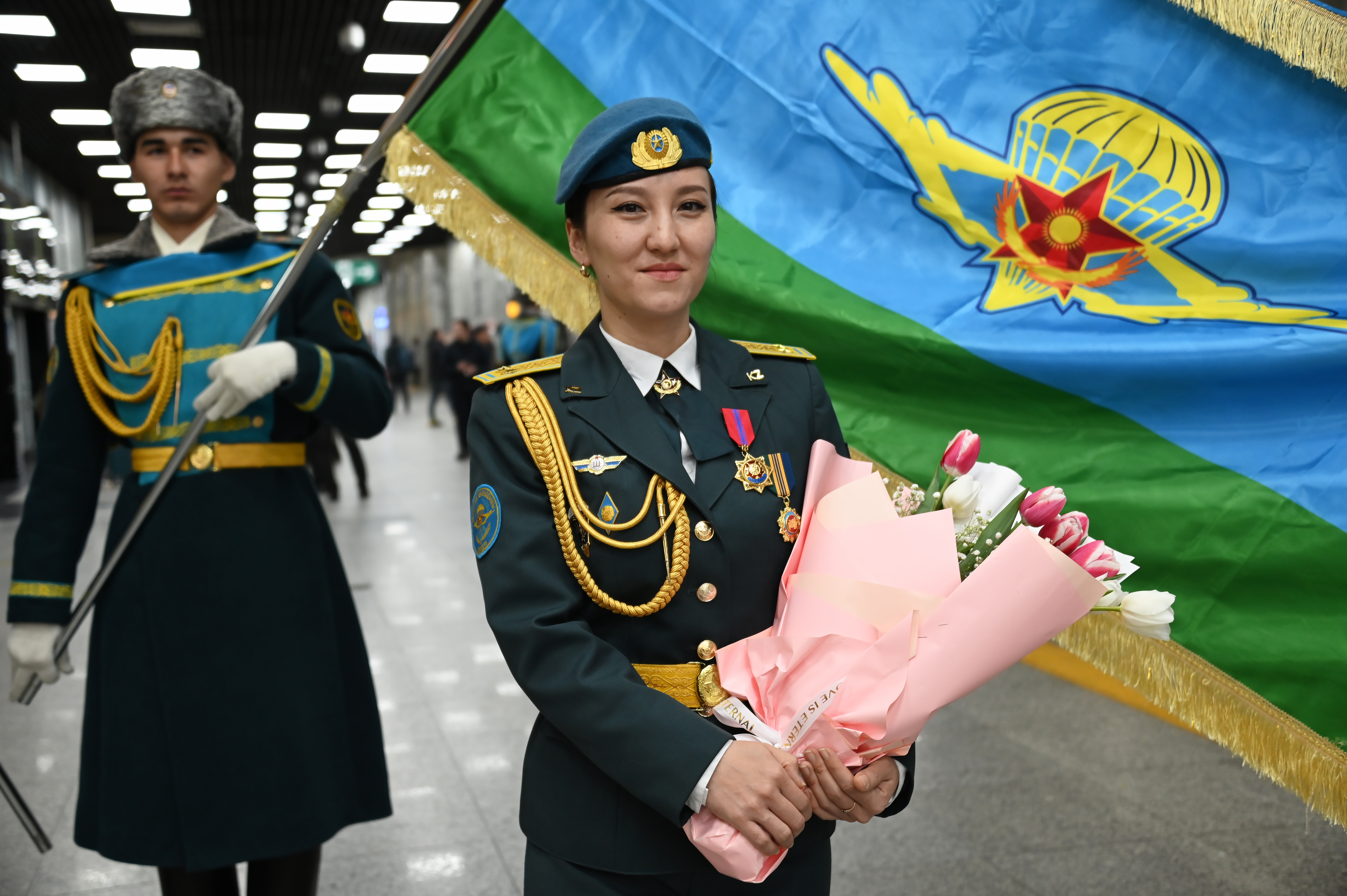 Более 100 прыжков в небо: десантница Балжан Мусатаева удостоена награды от Главы государства