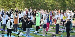 Массовой тренировкой отметили Международный день йоги в Астане