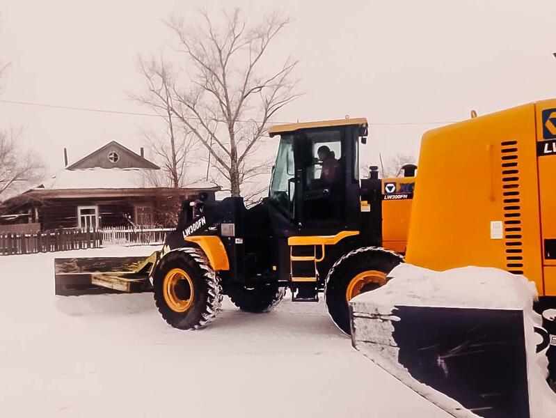 В Бородулихинском и Бескарагайском районах проводятся работы по очистке дорог от снега