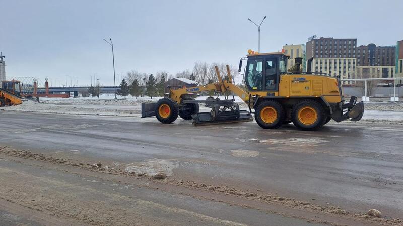 В Астане в снегоуборочных работах задействовано около 1,7 тысячи единиц спецтехники