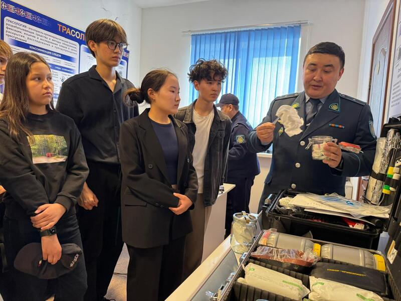 Год рабочих профессий: экскурсию по аэропорту организовали для столичных школников