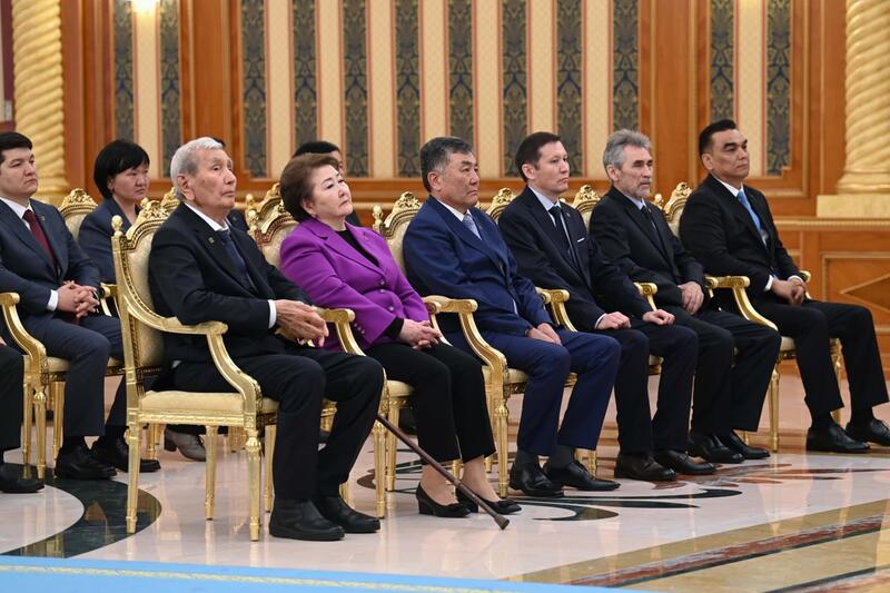 ГЛАВА ГОСУДАРСТВА ВРУЧИЛ КЛЮЧИ ОТ КВАРТИР МОЛОДЫМ УЧЕНЫМ