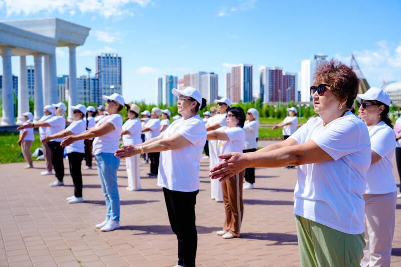 В Астане для пенсионеров организовали особую утреннюю тренировку