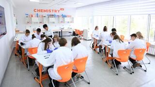 От школьных лабораторий до технопарка: фонд «Қазақстан халқына» помогает развитию образования в Карагандинской области  