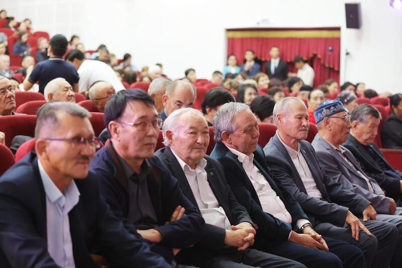 Аким Жамбылской области поздравил писателя и драматурга Елена Алимжана с 80-летием