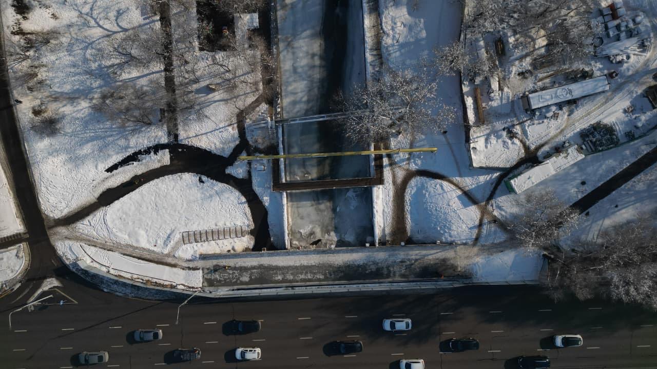 В Алматы при строительстве велопешеходного моста через Есентай высадят 80 крупномерных деревьев