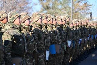 В Актауском гарнизоне свыше 200 солдат простились с Боевым знаменем