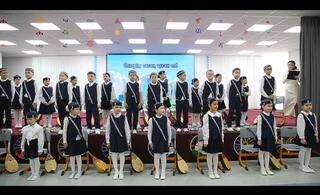 «Күй күмбірі»: школьники Астаны одновременно сыграли на домбре