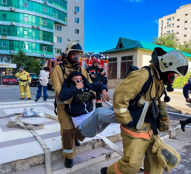 Пожарно-тактические учения в многоэтажном жилом доме Актобе
