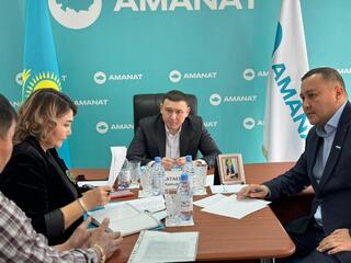 Аким Балхаш провёл приём граждан в здании партии Аманат