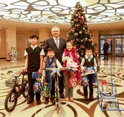 Бейбит Исабаев вручил детям подарки от имени Президента