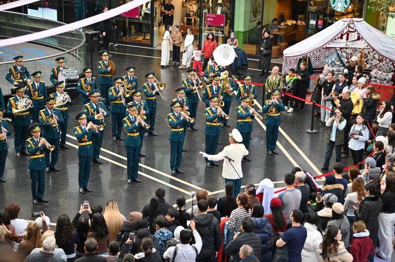В Астане музыканты Центрального военного оркестра поздравили казахстанцев с праздником Наурыз