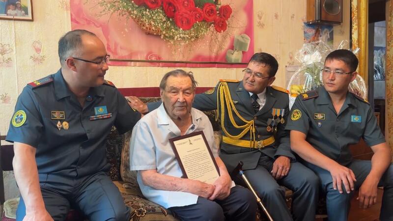 В Таразе ветерана войны Геннадия Иванова поздравили со 100-летним юбилеем