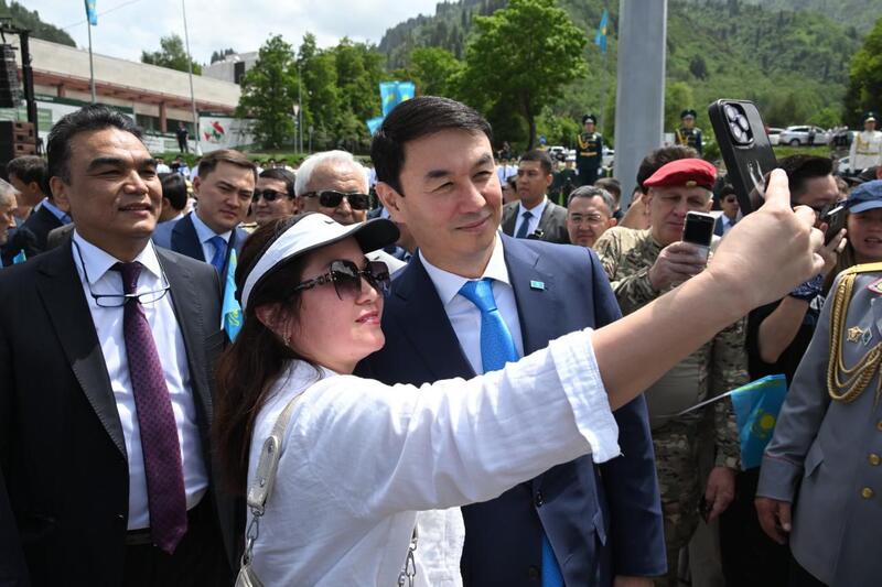 Церемония поднятия Государственного флага прошла в Алматы