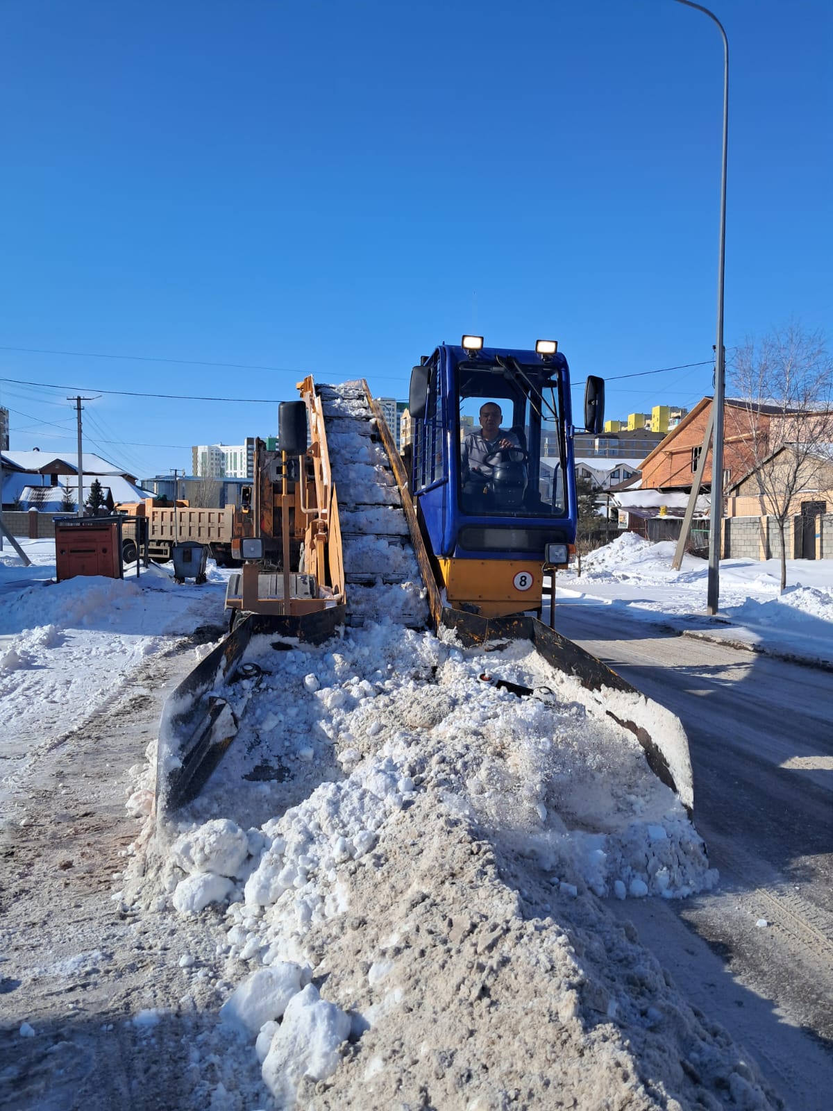 Более 55 тысяч кубометров снега вывезли за ночь из Астаны