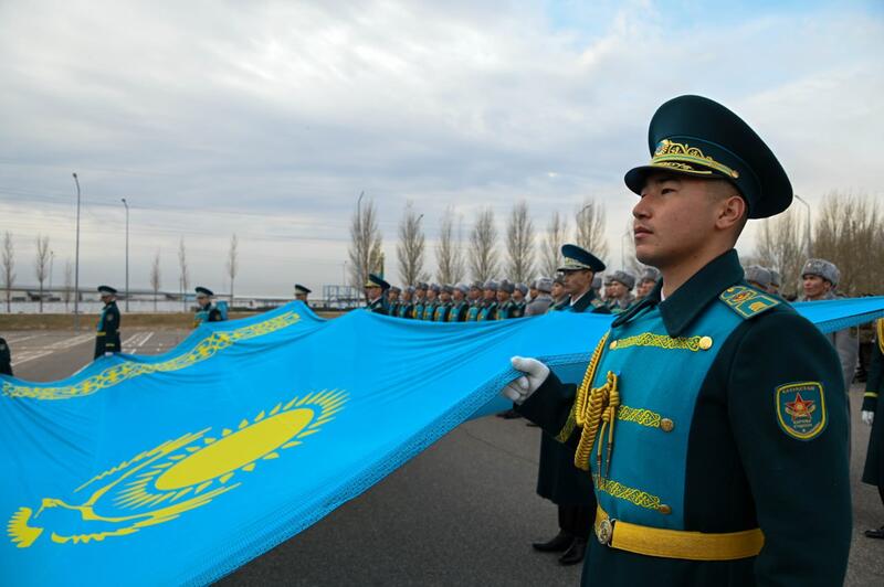 В День Республики в воинских частях прошла церемония поднятия Государственного флага