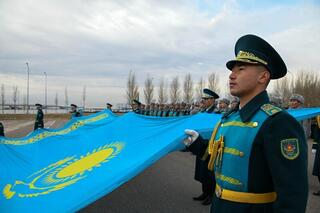 В День Республики в воинских частях прошла церемония поднятия Государственного флага