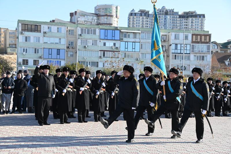 На берегу Каспия более 200 матросов присягнули на верность Родине