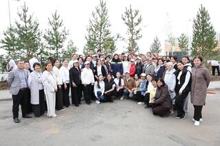 Министр просвещения приняла участие в субботнике в школе №109 «Келешек мектебі»