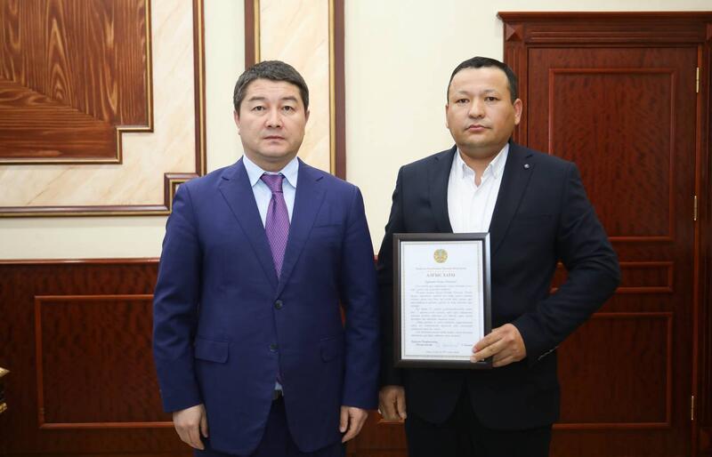 Нурдаулет Килыбай вручил государственные награды людям труда