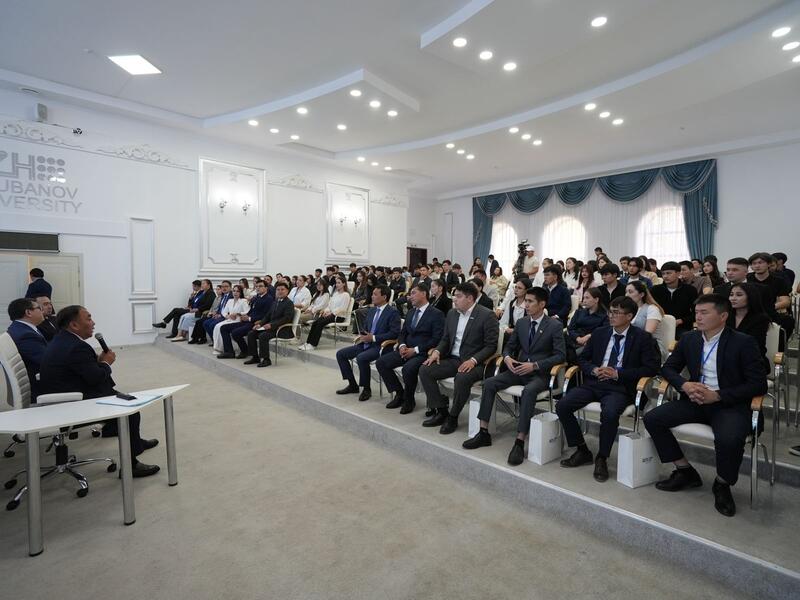 Малик Отарбаев встретился с молодежью Актюбинской области