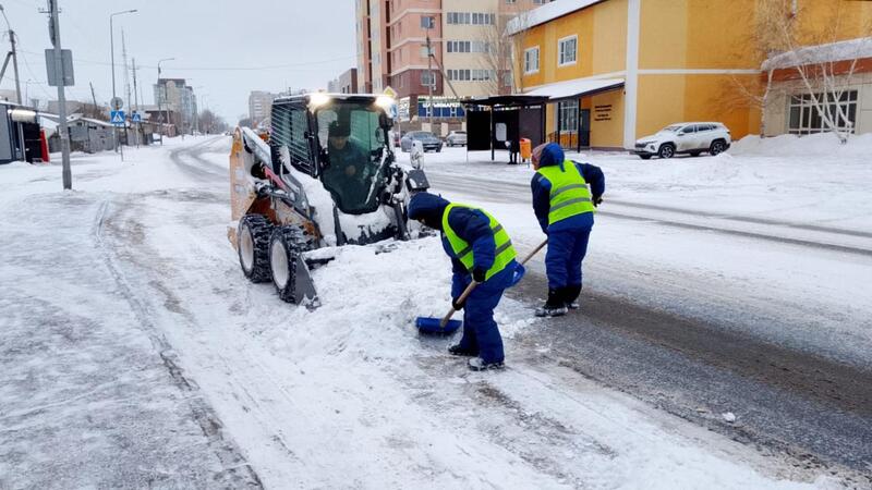 Около трех тысяч дорожных рабочих задействовано в снегоуборочных работах в Астане