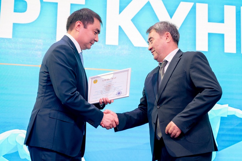 Чемпионам и призёрам Паралимпиады и Сурдлимпиады в Караганде подарили квартиры