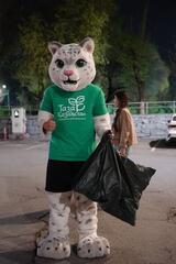 В Алматы после матча «Кайрат» - «Астана» болельщики вместе с волонтерами провели уборку стадиона