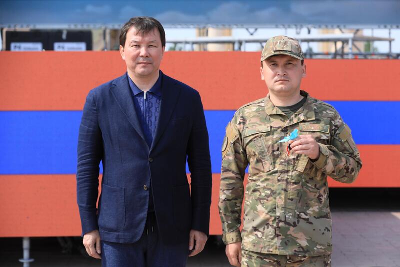 Глава МЧС вручил актюбинским спасателям спецтехнику и ключи от служебных квартир