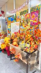 Эйфелева башня из пластика и дерево из папье-маше: эковыставка «Осенний уголок» проходит в столичной школе