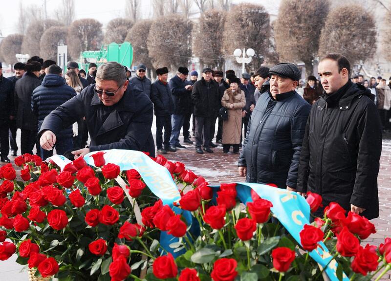 В Таразе состоялась церемония возложения цветов к памятнику Жамбылу Жабаеву
