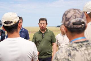 Айдарбек Сапаров ознакомился с ходом защитных мероприятий против саранчовых в Костанайской области