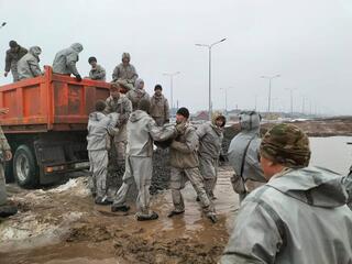 Военнослужащие Вооруженных сил пришли на помощь жителям Уральска
