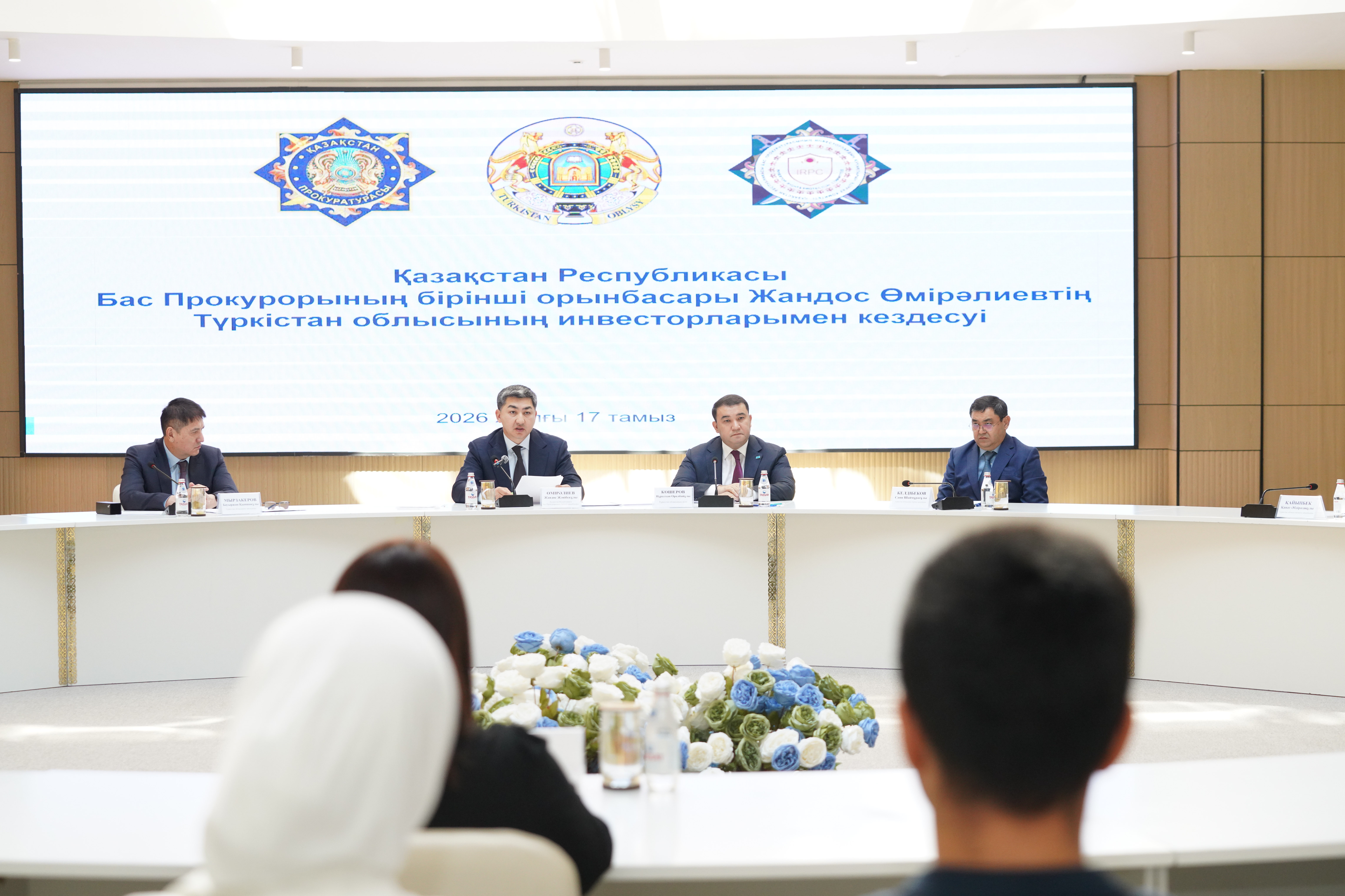 ПРЕДСТАВИТЕЛИ ГОСУДАРСТВЕННЫХ ОРГАНОВ И ИНВЕСТОРЫ ТУРКЕСТАНСКОЙ ОБЛАСТИ ВСТРЕТИЛИСЬ НА ОТКРЫТОЙ ПЛОЩАДКЕ