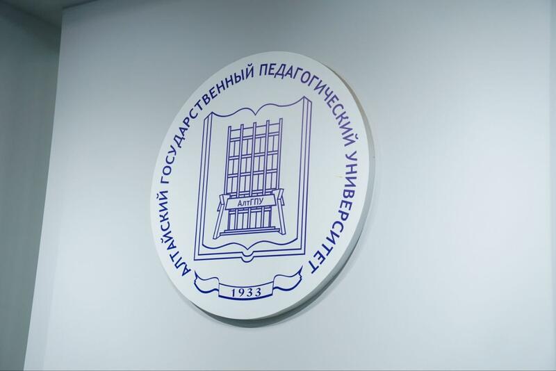 Аким ВКО в ходе рабочей поездки в Барнаул посетил Центр казахского языка и культуры