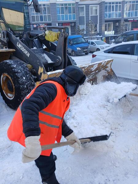 Более 3 000 дорожных рабочих заняты в снегоуборочных работах в Астане