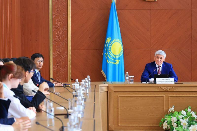 Ермаганбет Булекпаев встретился с лучшими школьниками Карагандинской области