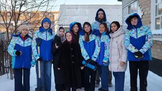 «Адреса заботы»: столичные волонтеры помогли пожилой астанчанке очистить двор от снега