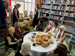 Литературно-познавательный вечер «Наурыз – отражение традиций и обычаев» был организован с участием членов клуба «Жас толқын» и «Асыл әжелер».