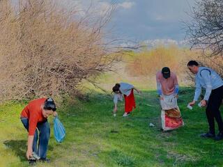 ТУРКЕСТАН: МОЛОДЕЖЬ КАЗЫГУРТА АКТИВНО ПРИНИМАЕТ УЧАСТИЕ В УБОРКЕ ТЕРРИТОРИЙ