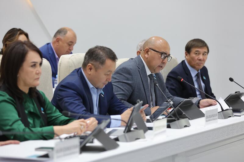 Ербол Карашукеев принял участие во внеочередной сессии областного маслихата