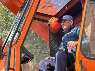 «Моя работа — важная часть общего процесса»: как машинист автокрана помогает обеспечивать бесперебойную подачу тепла жителям столицы