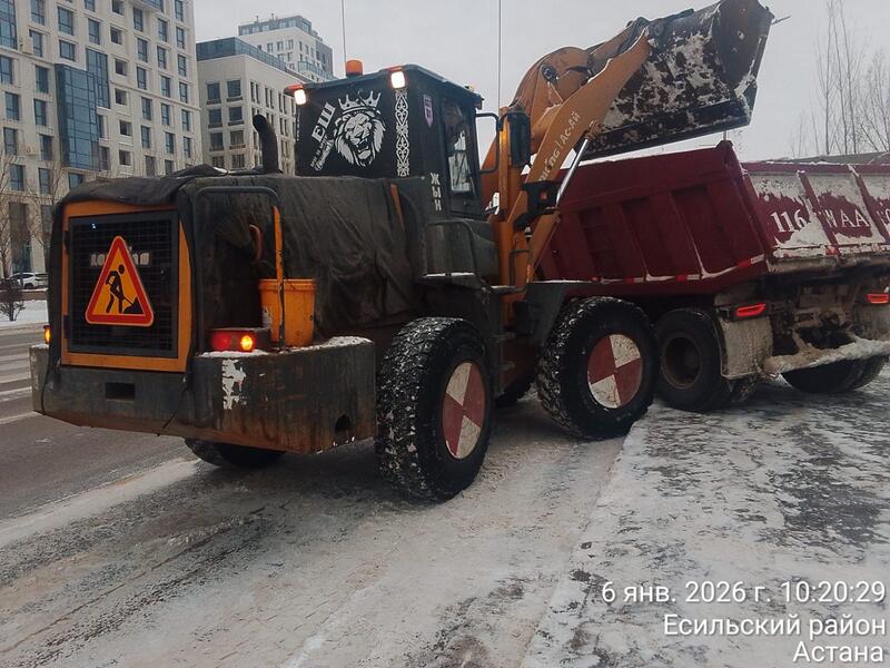 В Астане для очистки города от снега задействовано более 1 800 единиц спецтехники