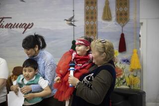 Марат Султангазиев провел обряд разрезания пут у малышей