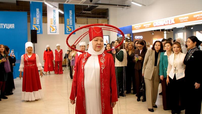 Масштабную акцию в поддержку новой Конституции накануне 8 марта провели в Астане