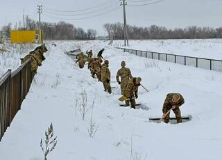 В Уральске 50 военнослужащих задействованы в работах по очистке арыков и каналов от снега