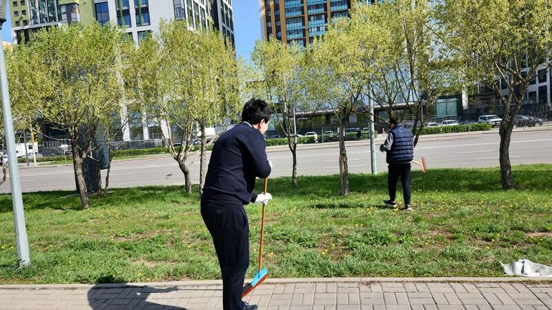 Командой - за чистоту: сотрудники МНЭ провели субботник в Ботаническом саду