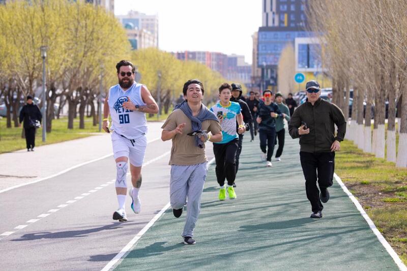 «Таза Қазақстан»: около 1200 человек приняли участие в акции по уборке территории на открытии бегового сезона в Астане