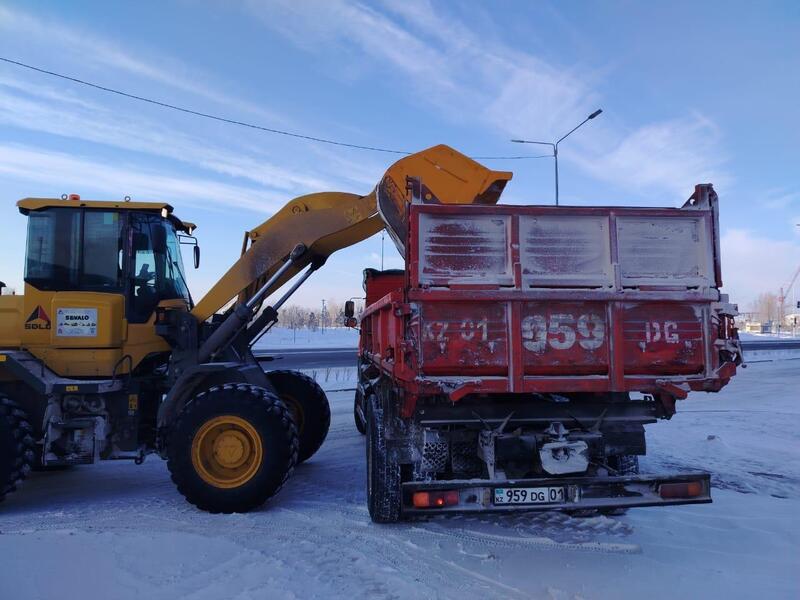 Около двух тысяч единиц спецтехники заняты в уборке снега в Астане